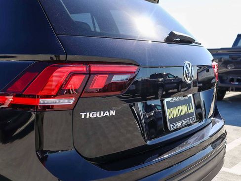 Used 2020 Volkswagen Tiguan S image 9