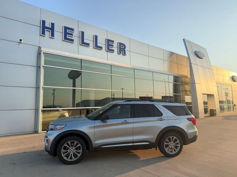 Used 2020 Ford Explorer XLT w/ Equipment Group 202A AWD/4WD image 3