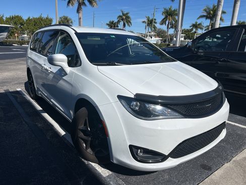 Used 2018 Chrysler Pacifica Touring-L w/ Premium Audio Group image 2