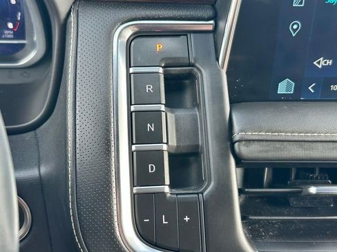 Used 2023 Chevrolet Suburban Premier image 17