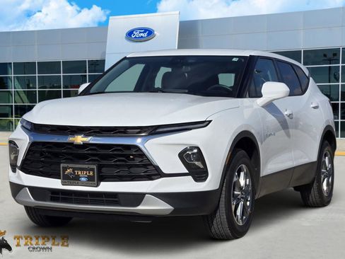 Used 2025 Chevrolet Blazer LT image 2