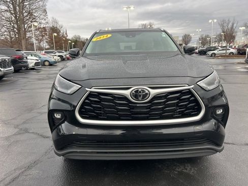 Used 2024 Toyota Highlander XLE image 2