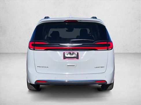 Used 2022 Chrysler Pacifica Limited image 7