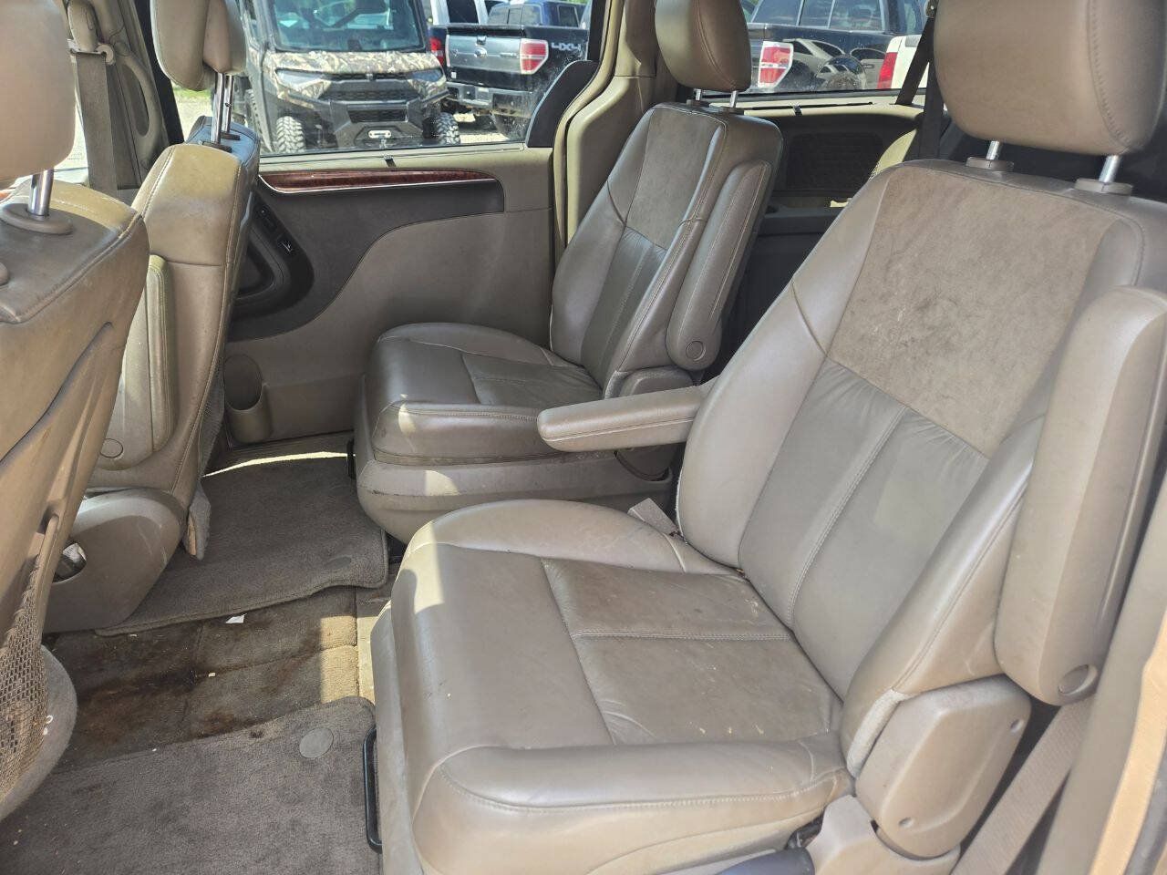 Used 2015 Chrysler Town & Country Limited Platinum FWD image 9