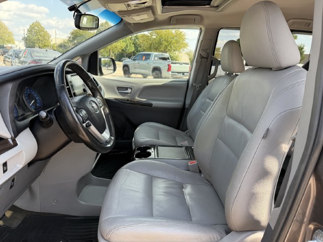 Used 2016 Toyota Sienna XLE FWD image 24