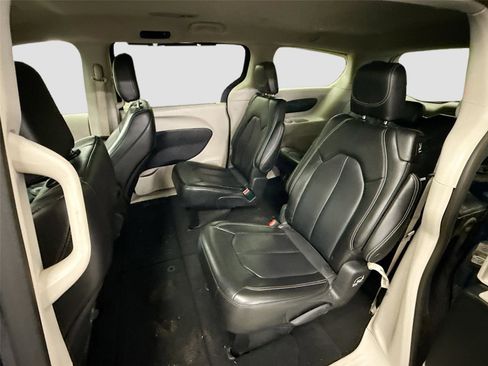 Used 2023 Chrysler Pacifica Touring-L image 5