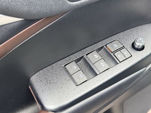 Used 2019 Toyota Highlander XLE AWD/4WD image 19