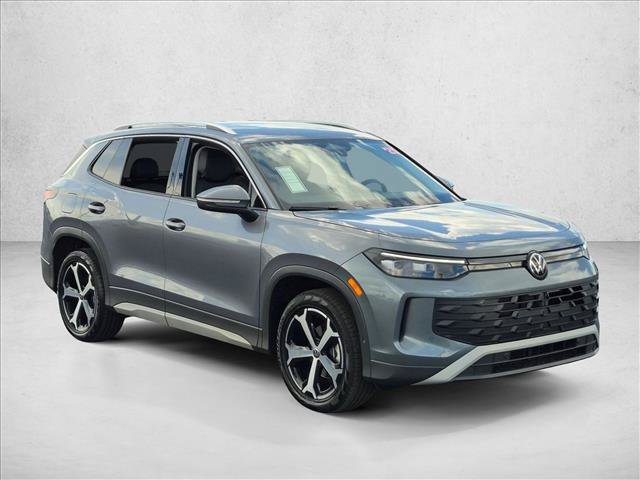 Used 2025 Volkswagen Tiguan SE FWD image 3