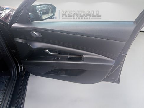 Used 2021 Hyundai Elantra SE FWD image 30