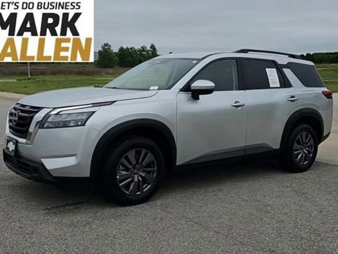 Used 2025 Nissan Pathfinder SV FWD image 4