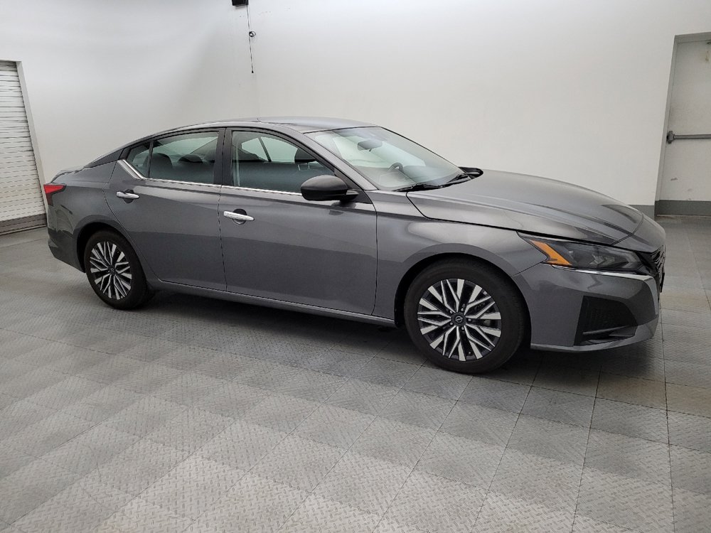 Used 2025 Nissan Altima 2.5 SV FWD image 11