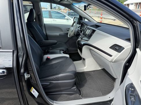 Used 2013 Toyota Sienna SE FWD image 10