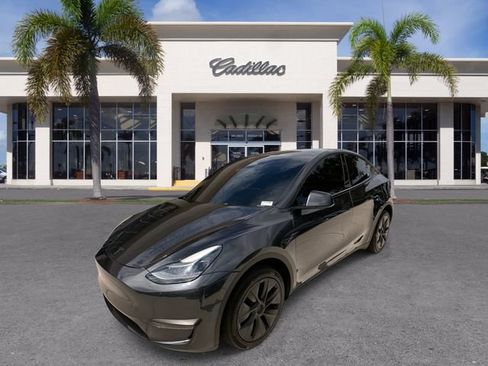 Used 2024 Tesla Model Y Long Range AWD/4WD image 1