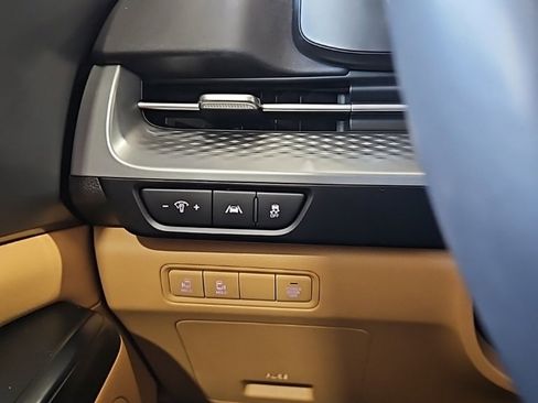 Used 2024 Kia Carnival LX image 34