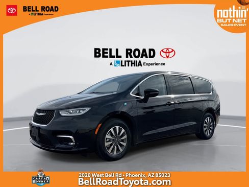 Used 2024 Chrysler Pacifica Select image 1