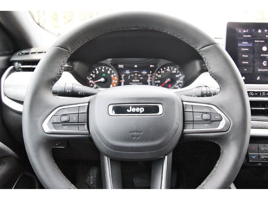 Used 2024 Jeep Compass Latitude w/ Sun and Sound Group AWD/4WD image 16