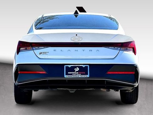 Used 2024 Hyundai Elantra SEL w/ Convenience Package image 7