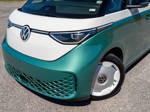 Used 2025 Volkswagen ID. Buzz 1st Edition w/ Cupholders Package RWD image 13