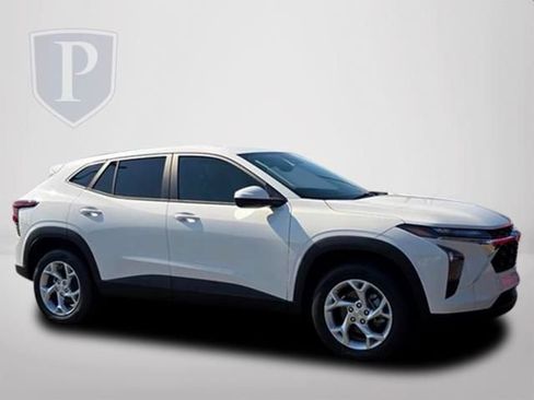 New 2026 Chevrolet Trax LS w/ LS Convenience Package FWD image 2