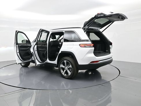 Used 2025 Jeep Grand Cherokee Limited 4xe w/ Luxury Tech Group II AWD/4WD image 30