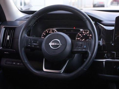 Used 2025 Nissan Pathfinder SL image 25