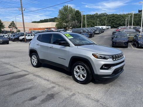 Used 2024 Jeep Compass Latitude AWD/4WD image 6