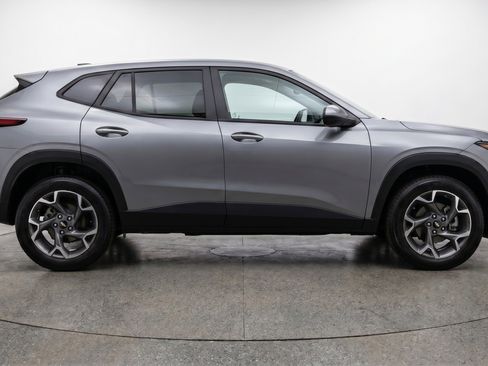 Used 2025 Chevrolet Trax LT w/ LT Convenience Package FWD image 11