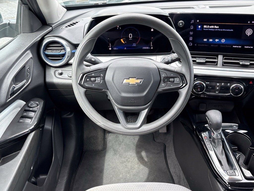 Used 2025 Chevrolet Trax LT FWD image 30
