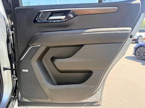 Used 2025 Chevrolet Tahoe High Country AWD/4WD image 43