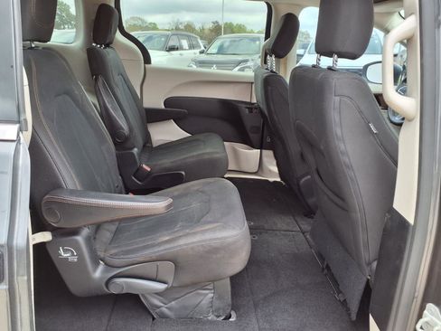 Used 2019 Chrysler Pacifica LX FWD image 21