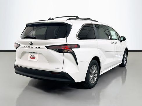 New 2026 Toyota Sienna XLE FWD image 4