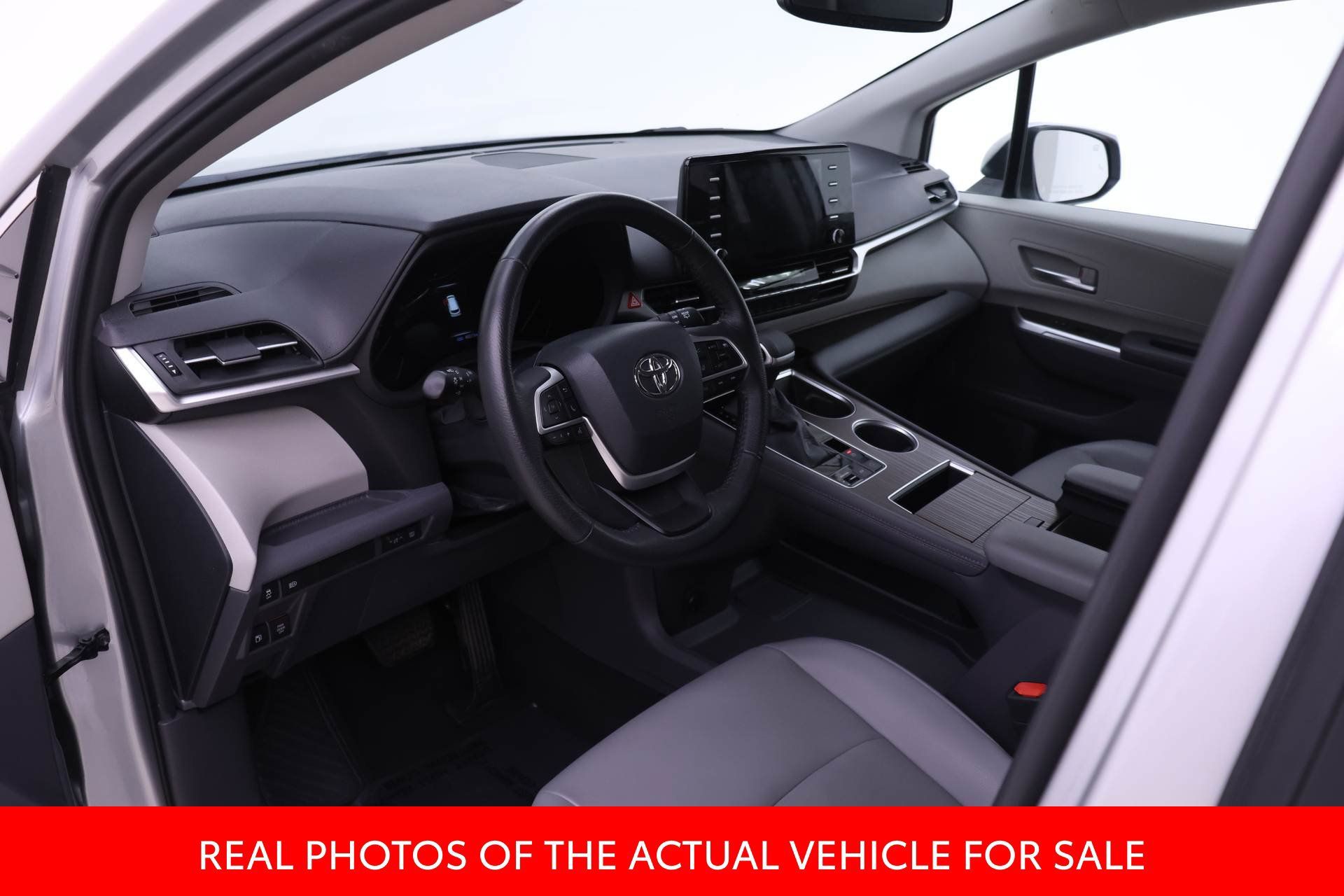 Used 2022 Toyota Sienna XLE FWD image 3