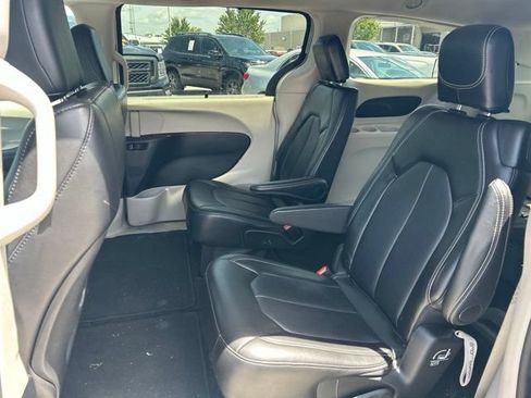 Used 2024 Chrysler Pacifica Touring-L FWD image 22