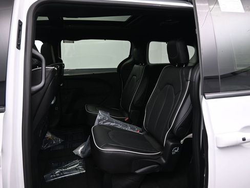 New 2026 Chrysler Pacifica Limited FWD image 23