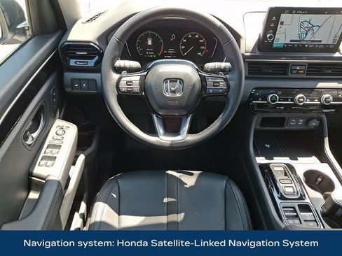 Used 2025 Honda Pilot Touring image 3
