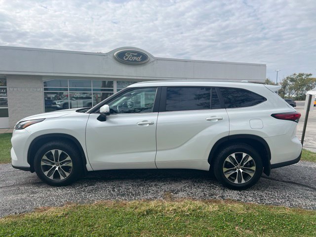 Used 2023 Toyota Highlander XLE FWD image 5