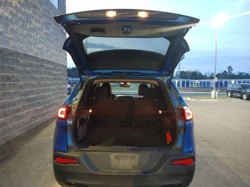 Used 2018 Jeep Cherokee Latitude w/ Altitude Package image 7