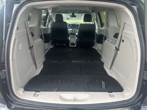 Used 2020 Chrysler Pacifica Touring-L FWD image 17