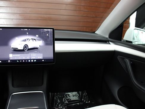 Used 2022 Tesla Model Y Long Range image 25