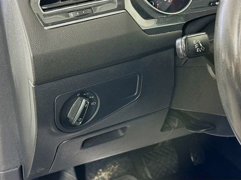 Used 2021 Volkswagen Tiguan SE image 11