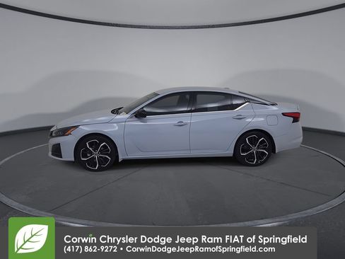 Used 2023 Nissan Altima 2.5 SR FWD image 9
