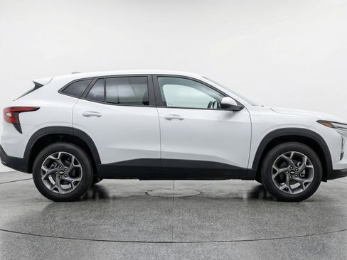 Used 2025 Chevrolet Trax LT w/ LT Convenience Package FWD image 11