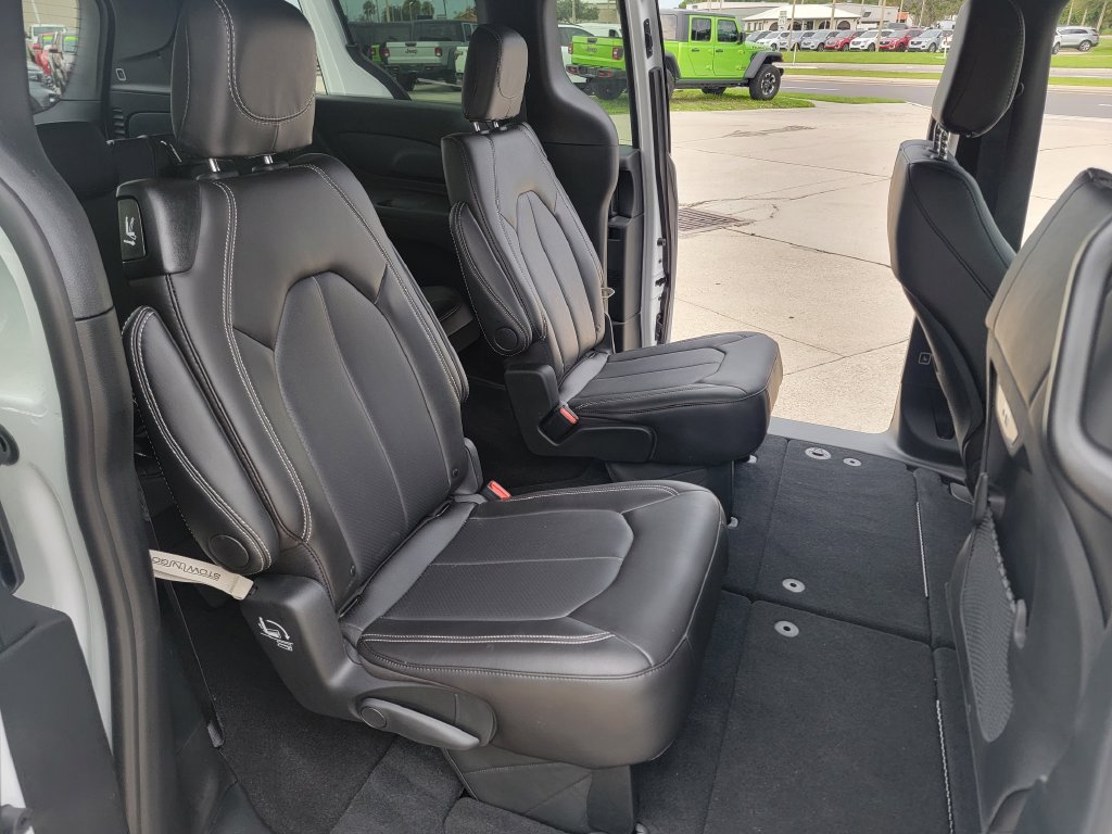 Used 2026 Chrysler Pacifica Select FWD image 16