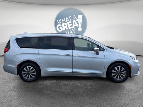 Used 2022 Chrysler Pacifica Limited FWD image 2