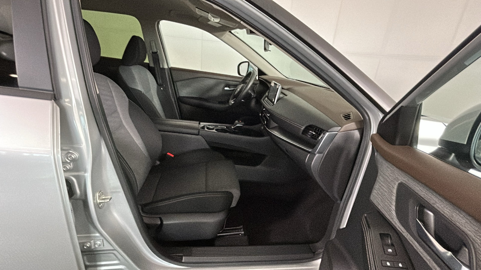 Used 2023 Nissan Rogue SV AWD/4WD image 37