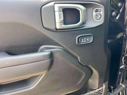 Used 2025 Jeep Wrangler Unlimited Rubicon AWD/4WD image 16