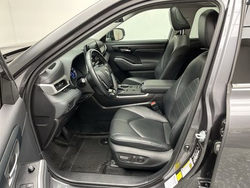Used 2021 Toyota Highlander XLE image 3