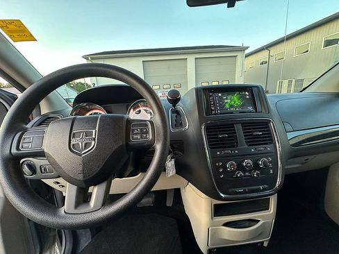 Used 2014 Dodge Grand Caravan SXT FWD image 39