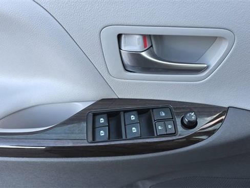 Used 2020 Toyota Sienna Limited image 12