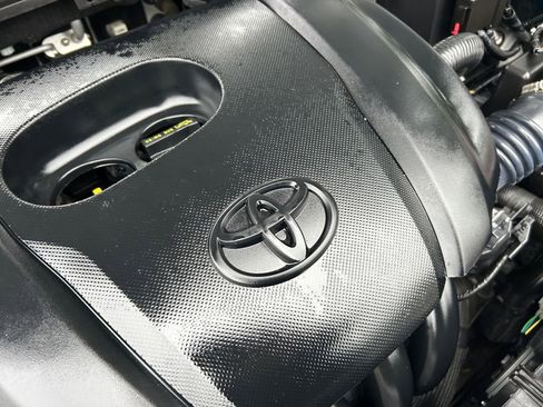 Used 2020 Toyota Yaris L image 31